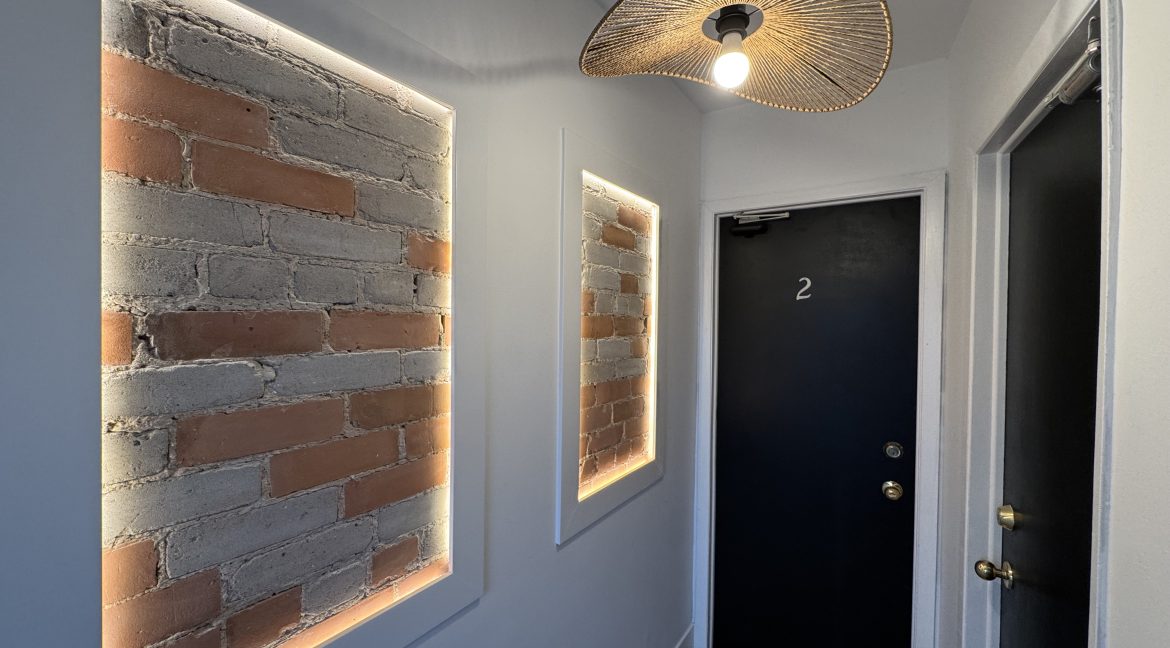 7 Unit Entrance