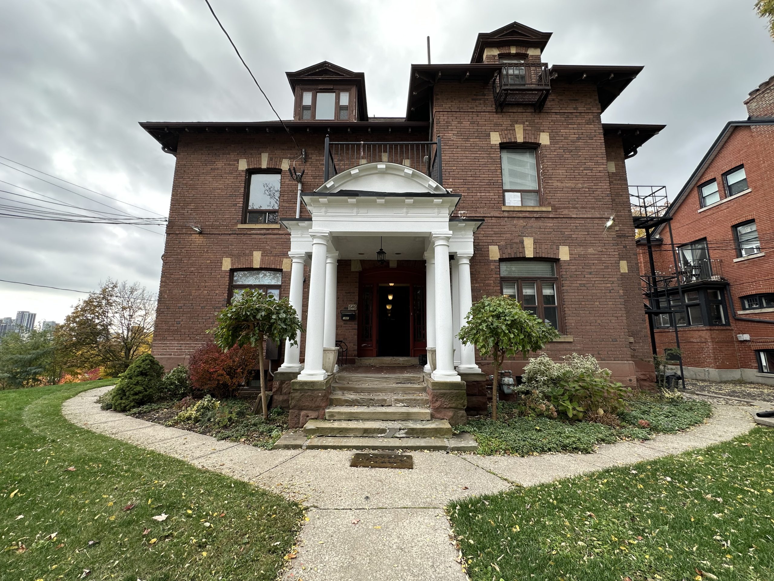 646 Broadview 200C – Perfect Upper One Bedroom Unit in a Heritage MANSION in the heart of Riverdale!!