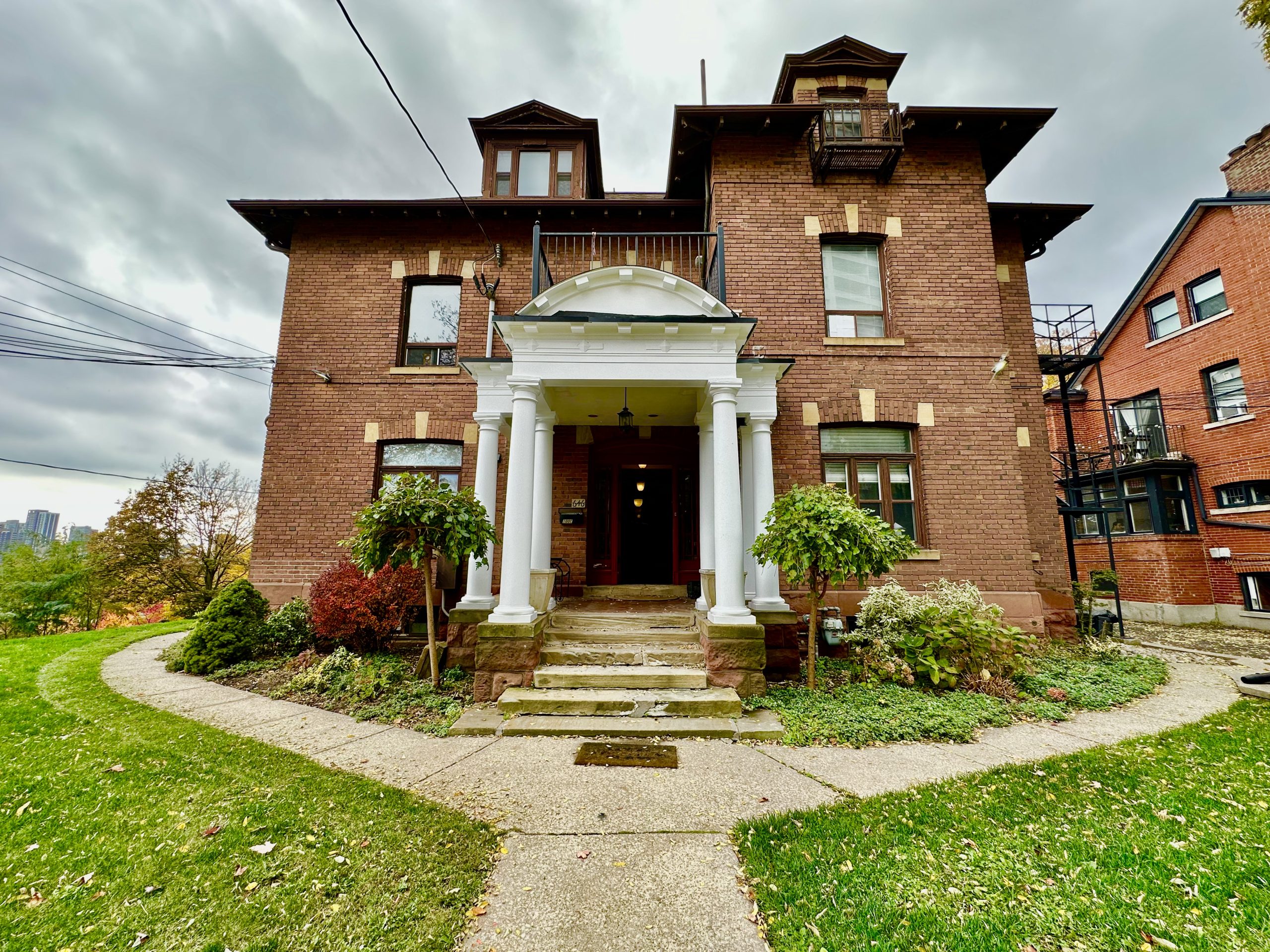 646 Broadview 100C – A bachelor within a Historic Mansion!!