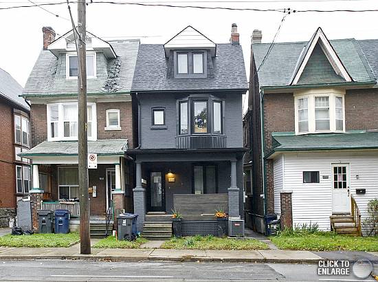 1235 Gerrard Street East Bachelor Suite Located Steps from EVERYTHING in Leslieville!